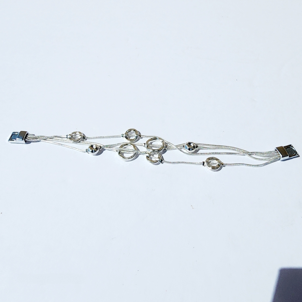 Woman's Simple Hammered Ball & Hollow Circles Sliver Magnetic Bracelet - Picture 3 of 7